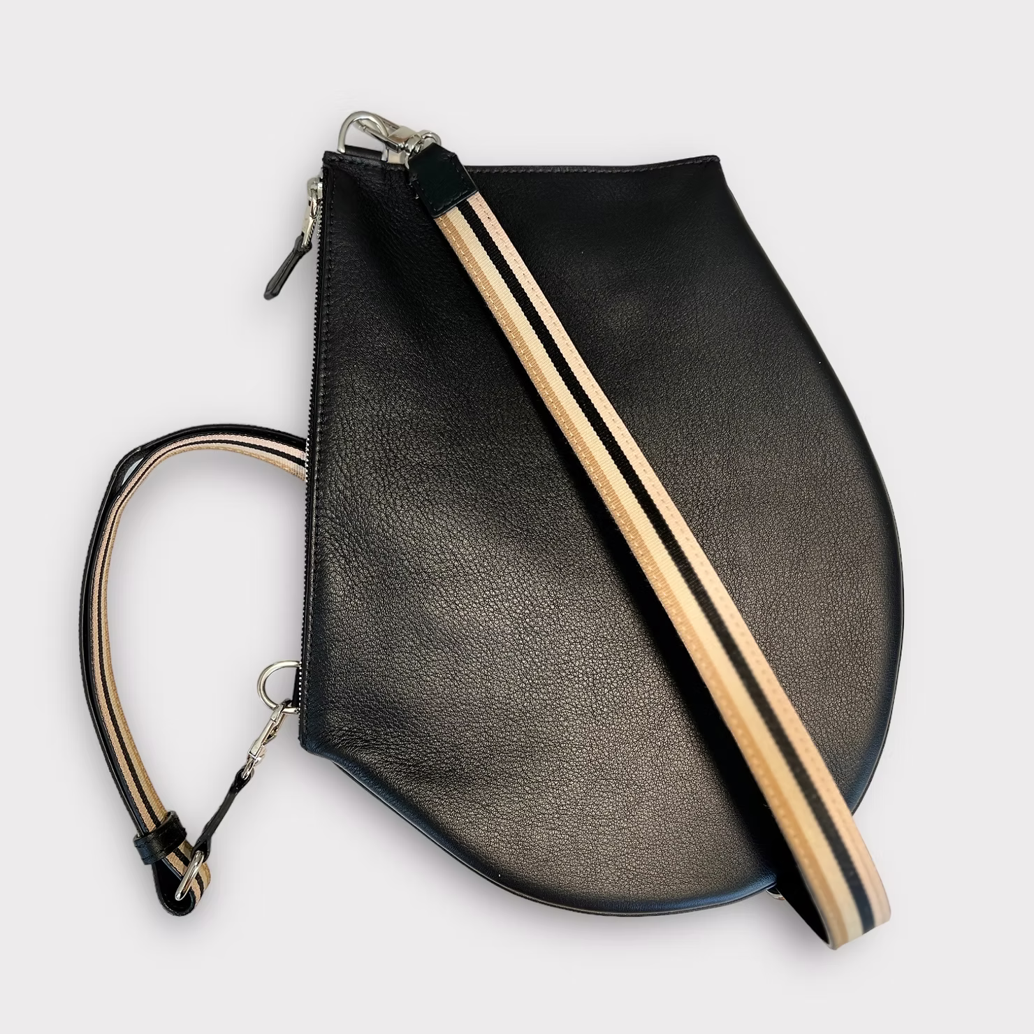 Zip XL cross body bag: la parfaite pochette en cuir minimaliste et unisexe à porter au quotidien.