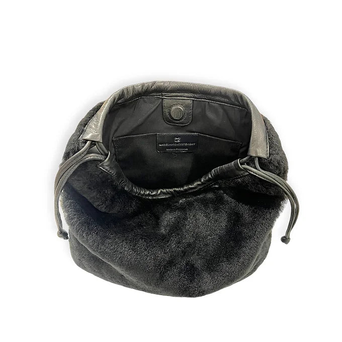 Pochette à lien de serrage - String medium - Peau lainée noire