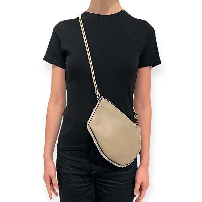 Pocket shoulder strap - Medium Zip - Taupe wool skin