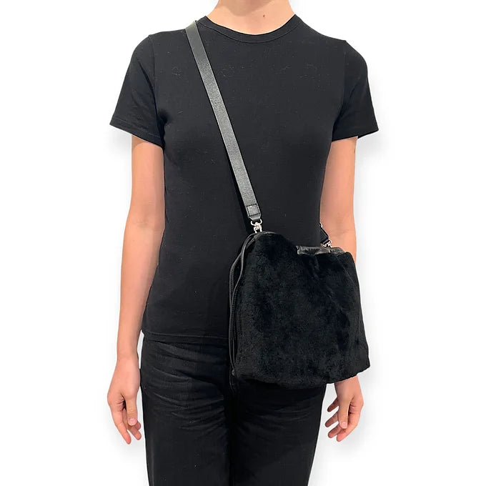 Pochette à lien de serrage - String medium - Peau lainée noire