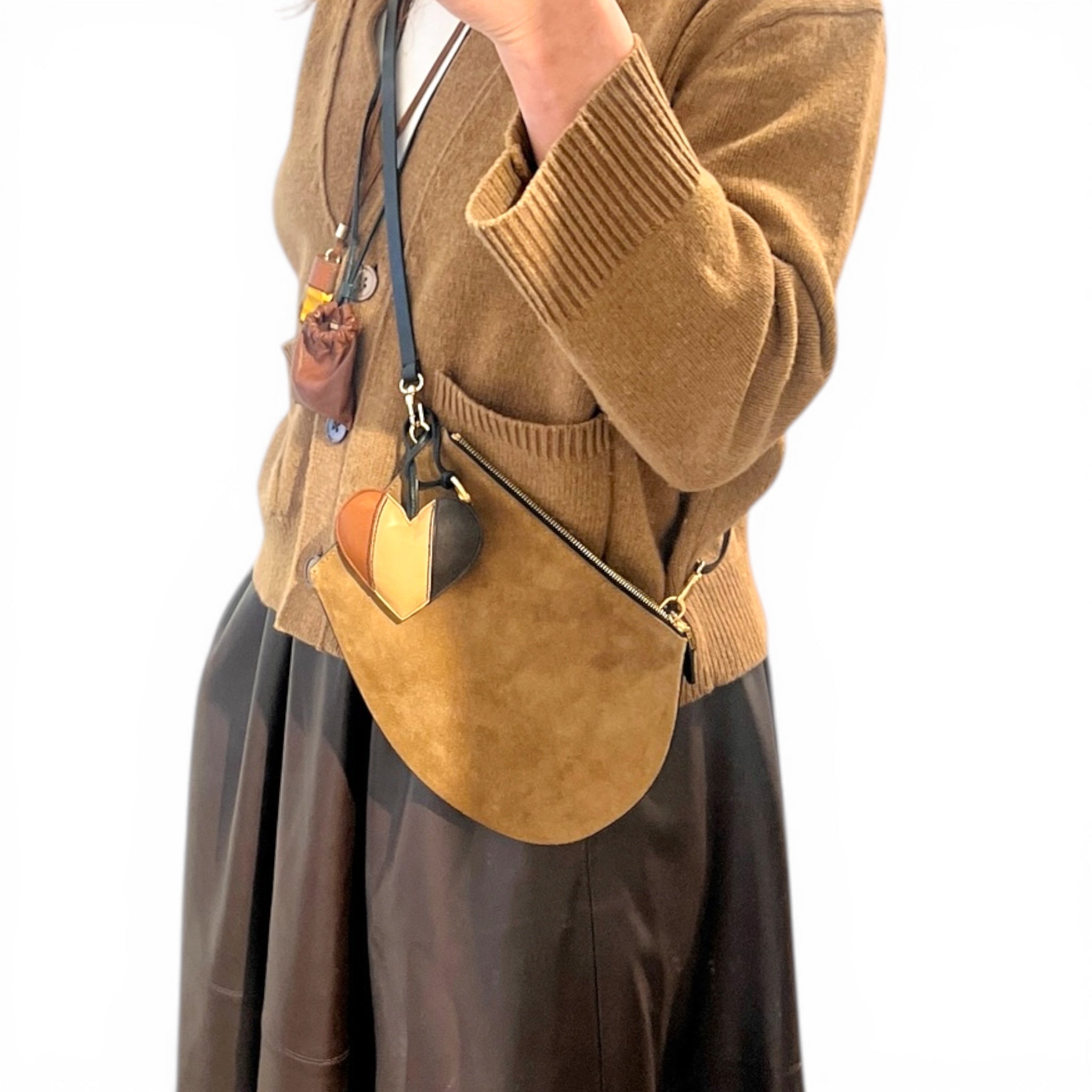 Pochette bandoulière - Zip medium - Daim camel , cuir noir et finitions dorées