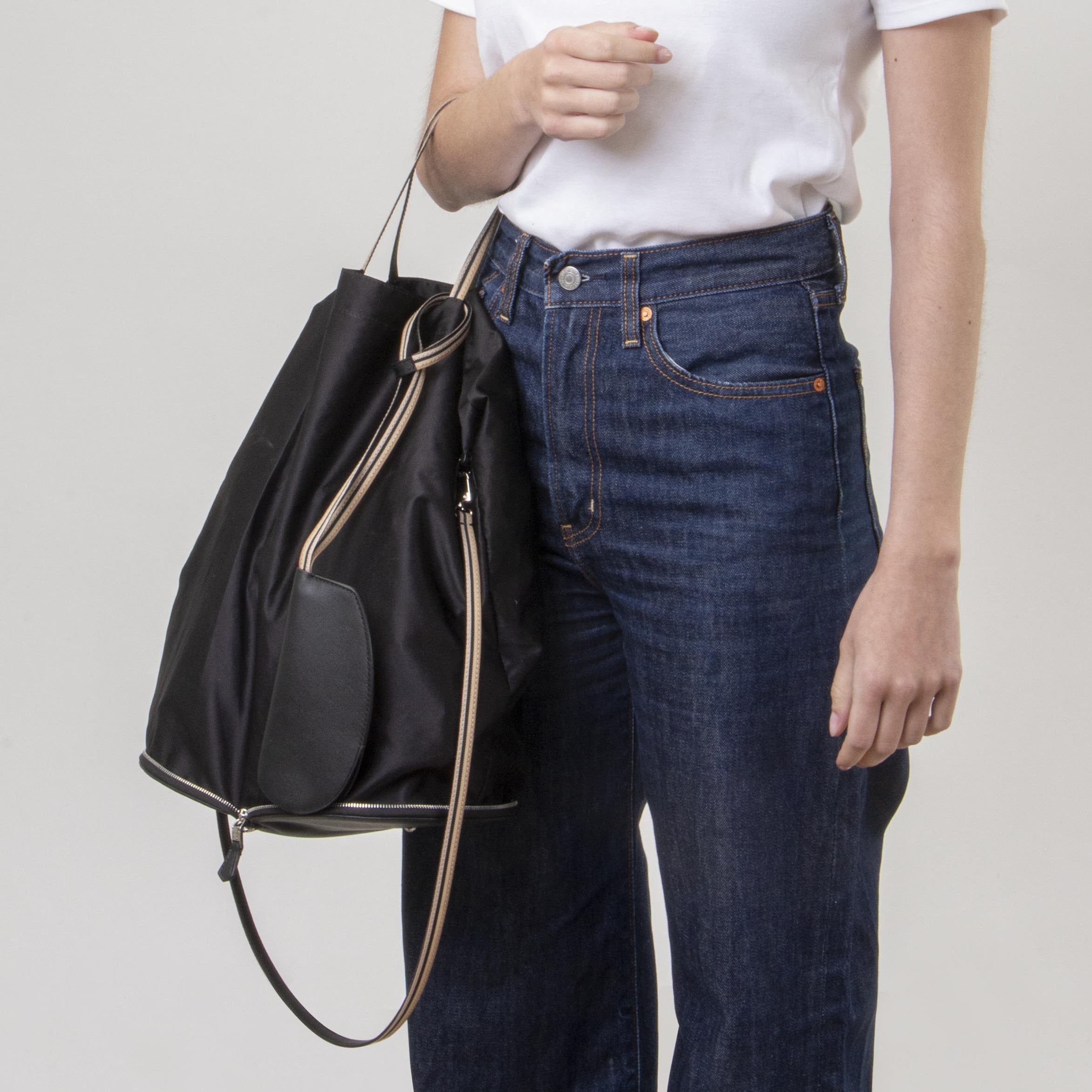 Étui à lunettes - Noir et finitions argentées lien cuir noir