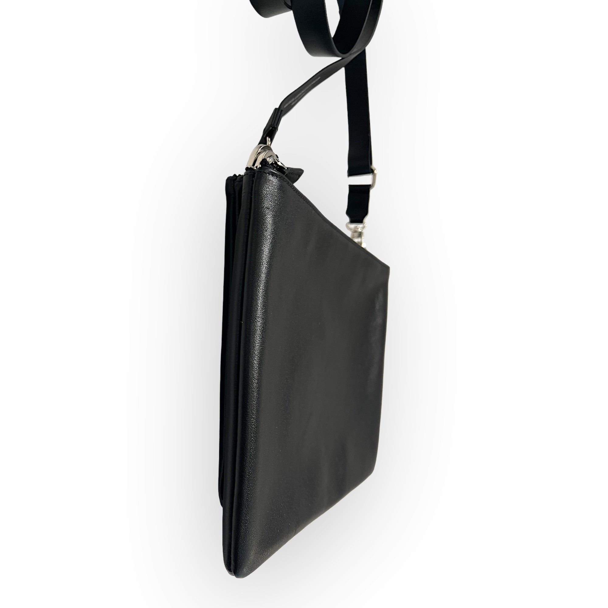 MARIELAURENCESTEVIGNY_DUO Pocket mixte Black black with large cross strap black -profile .