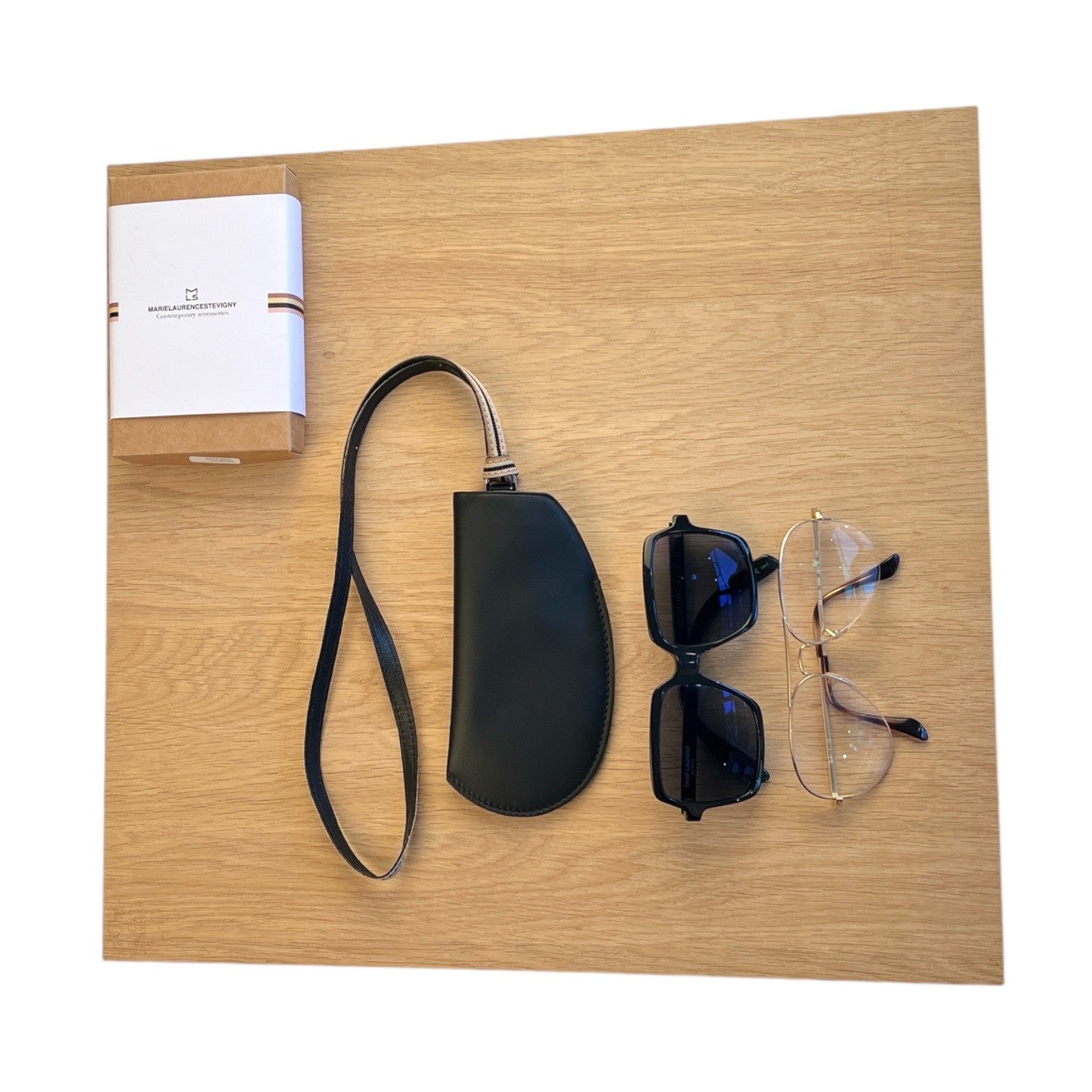 Étui à lunettes - Noir et finitions argentées lien cuir noir