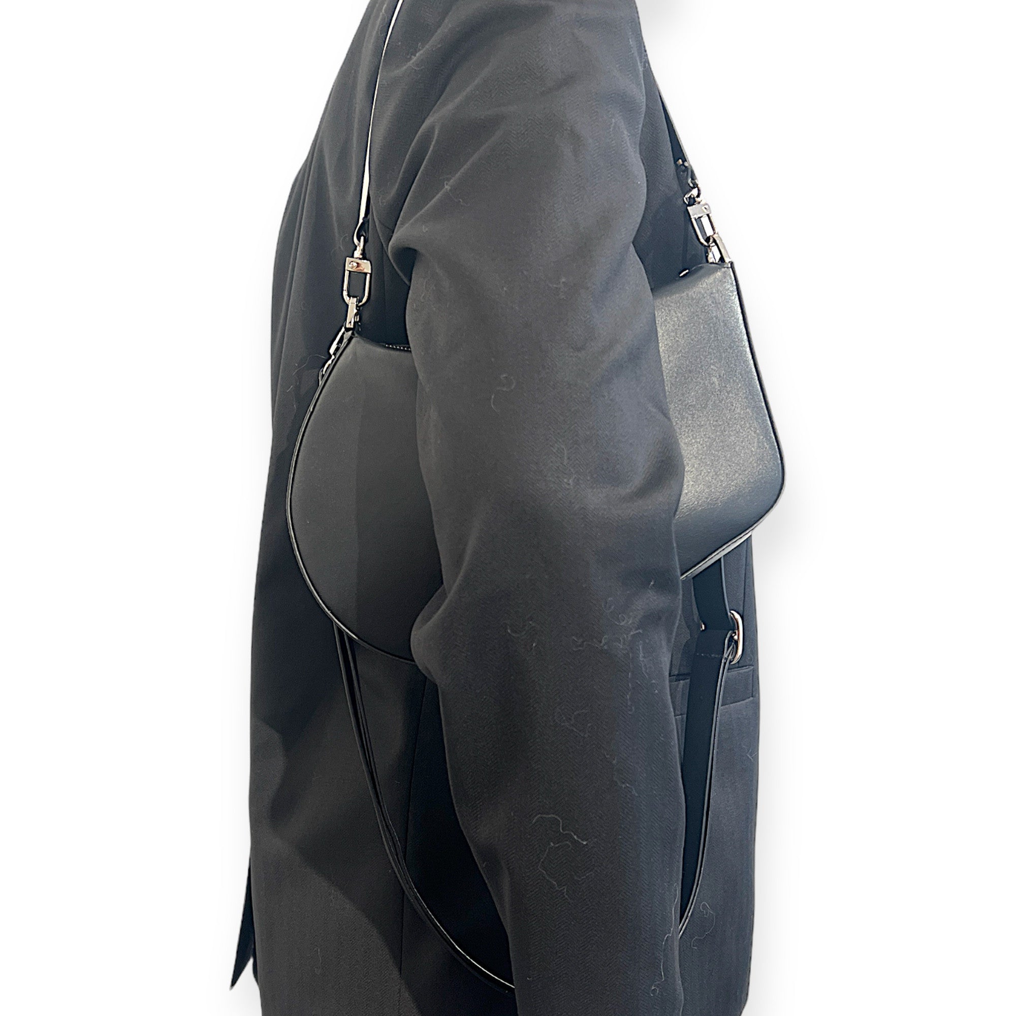 MARIELAURENCESTEVIGNY__ Zip baguette maxi-Black with cross micro-Portée-profile.JPG