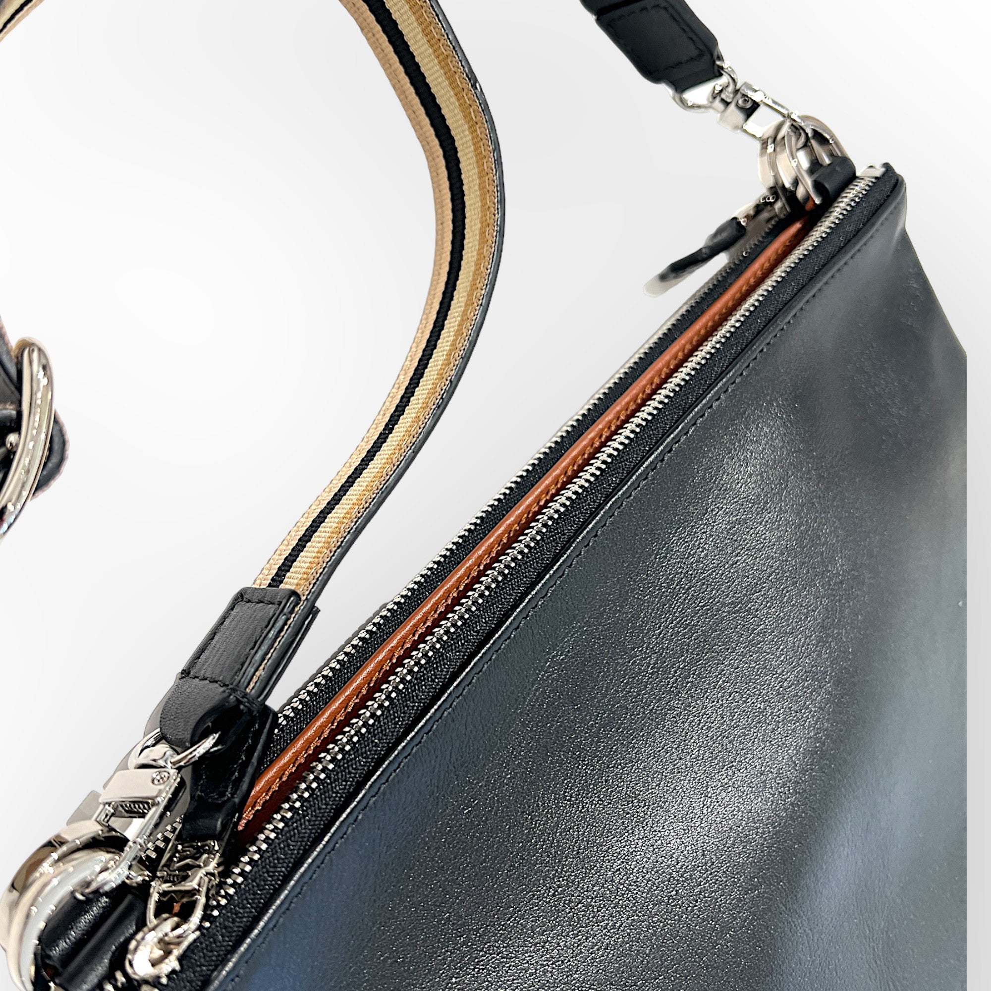 MARIELAURENCESTEVIGNY_DUO Pocket maxi Black tan with large cross strap black- detail top