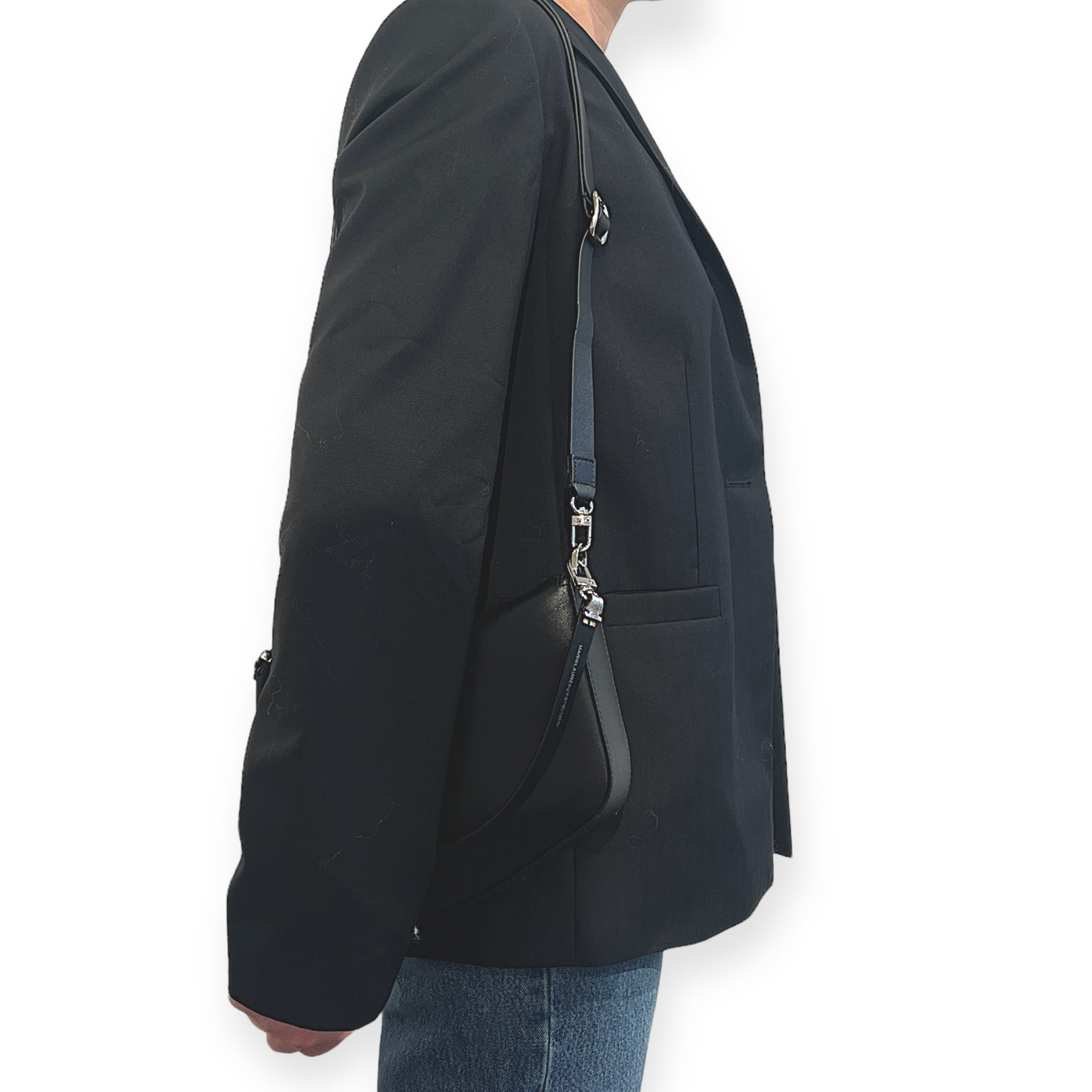 MARIELAURENCESTEVIGNY__ Zip baguette maxi-Black with cross large-Portée profile.JPG