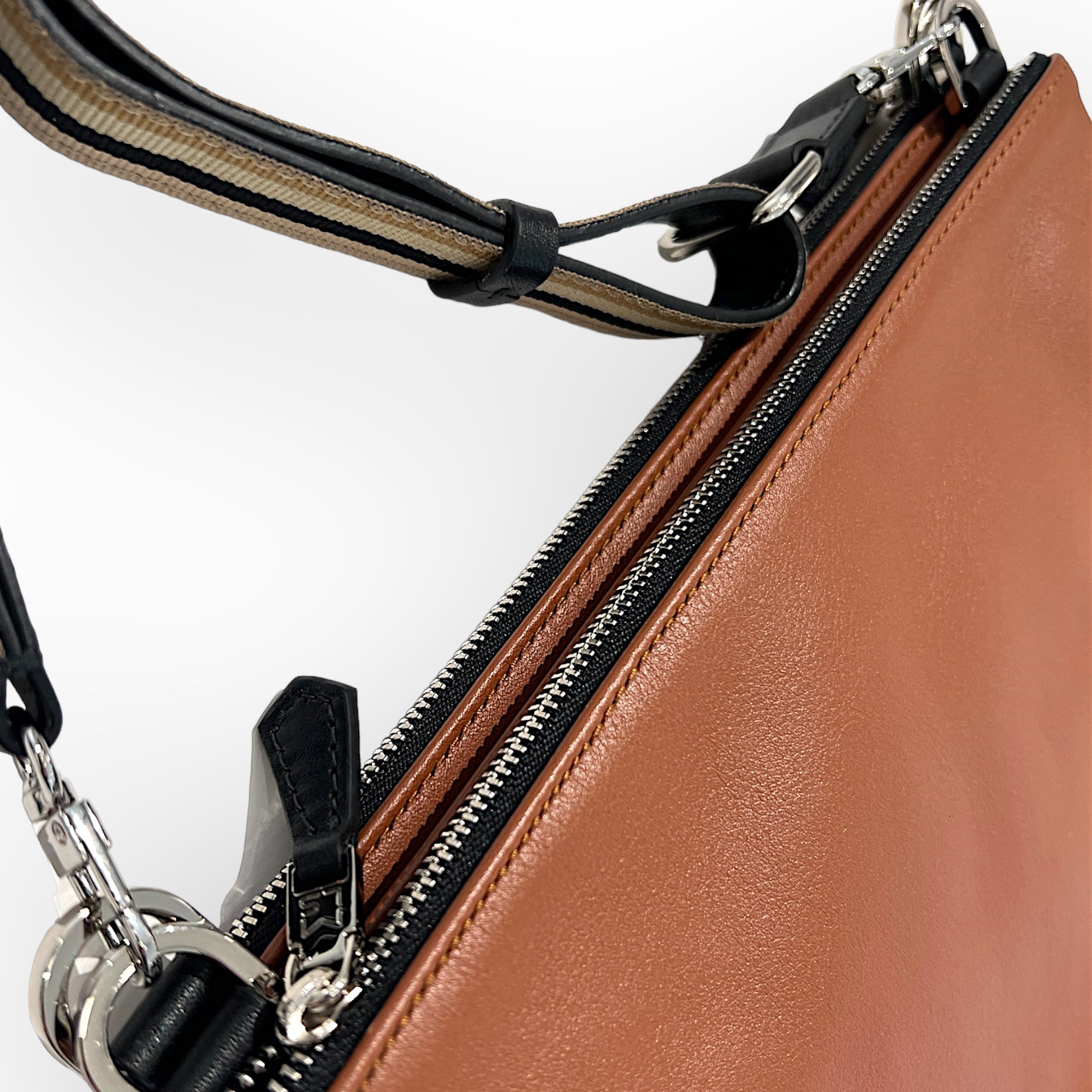 MARIELAURENCESTEVIGNY_DUO Pocket maxi tAN tan with large Skin cross strap black- top view