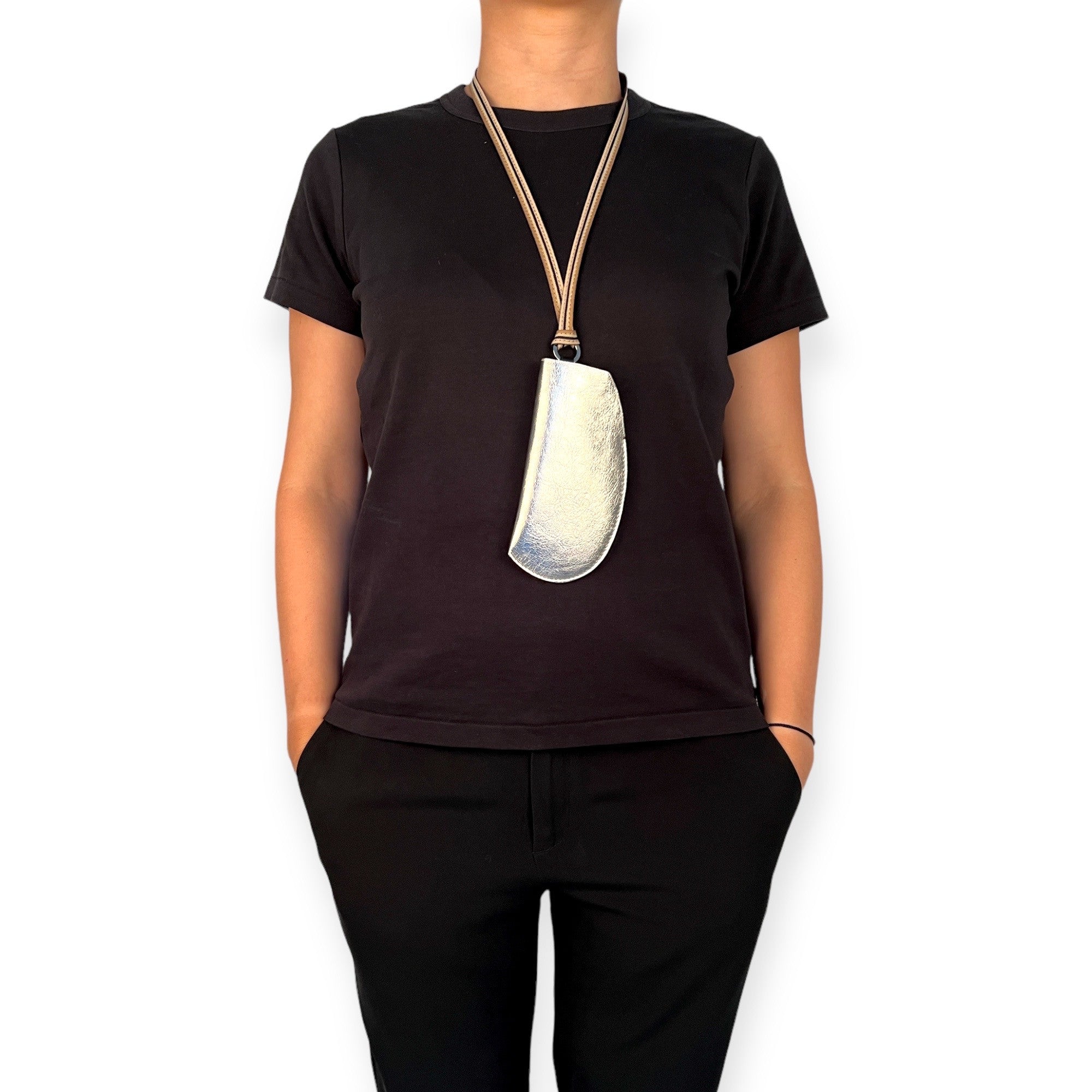 mls-marielaurencestevigny-neck glasses case-silver black nickel-porté.JPG