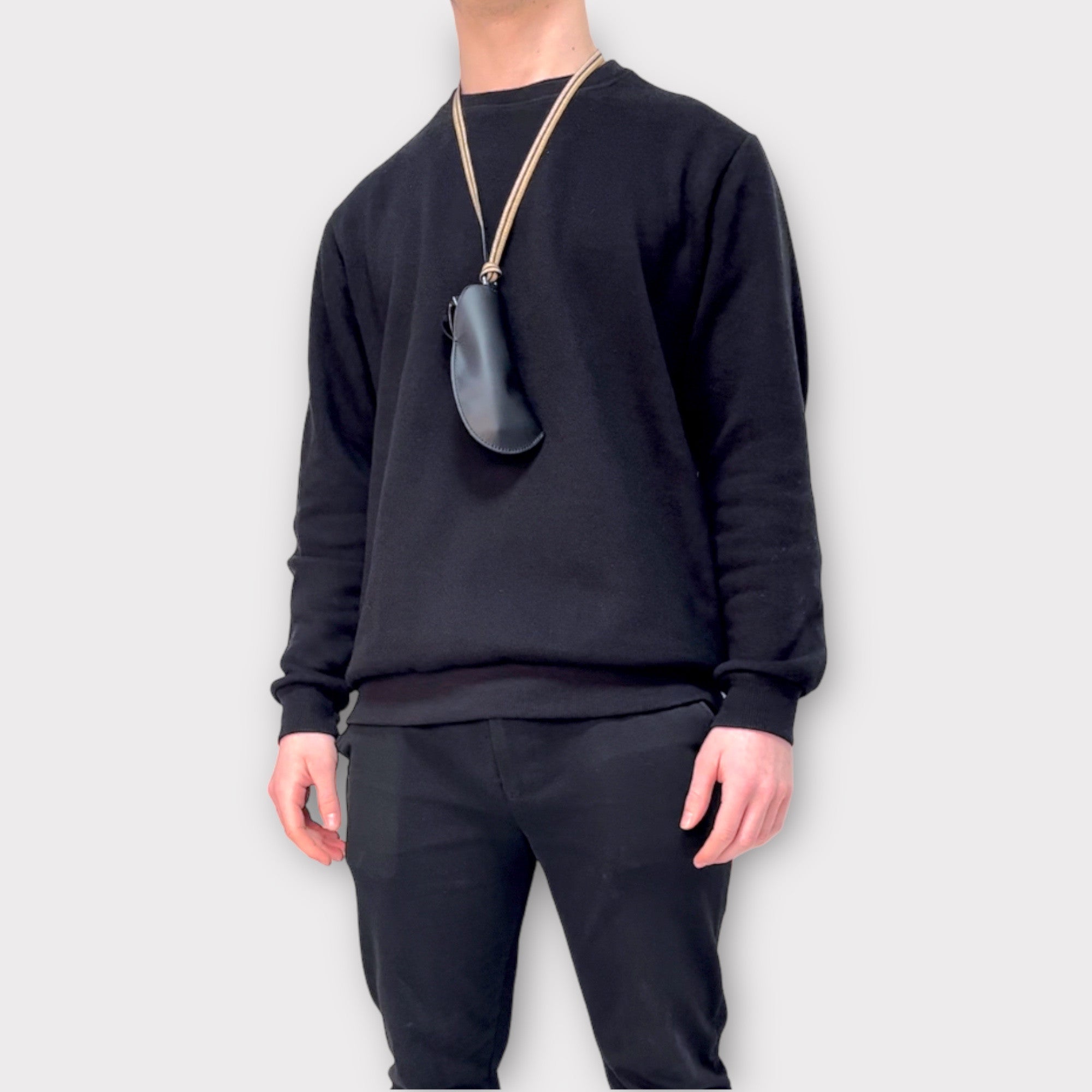 Étui à lunettes - Noir et finitions argentées lien cuir noir