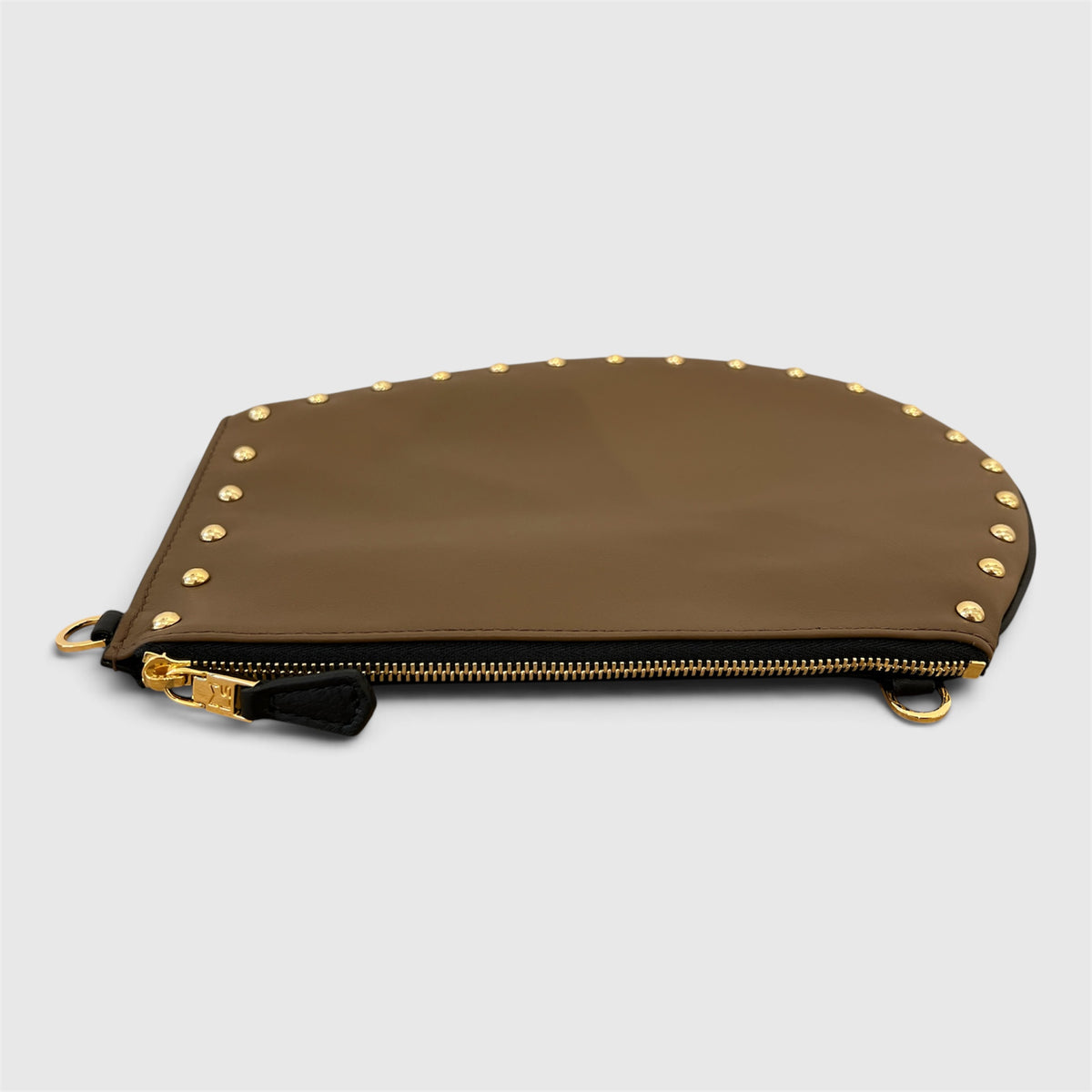 Pochette bandoulière - Zip medium - terre marron et noire cloutée finition dorée