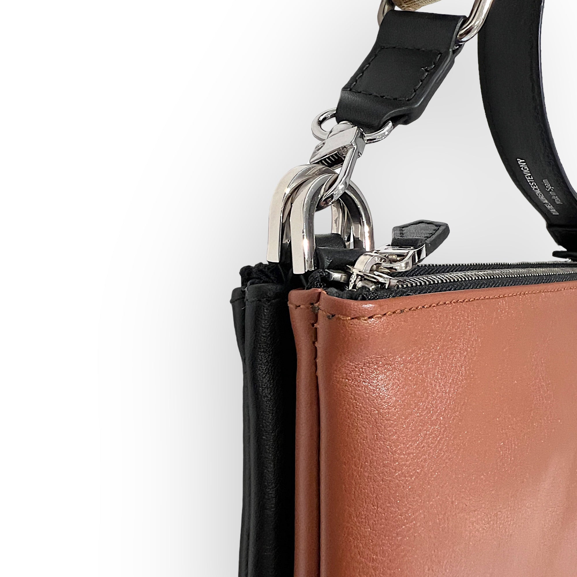 MARIELAURENCESTEVIGNY_DUO Pocket maxi Black tan with large cross strap black- detail  .JPG