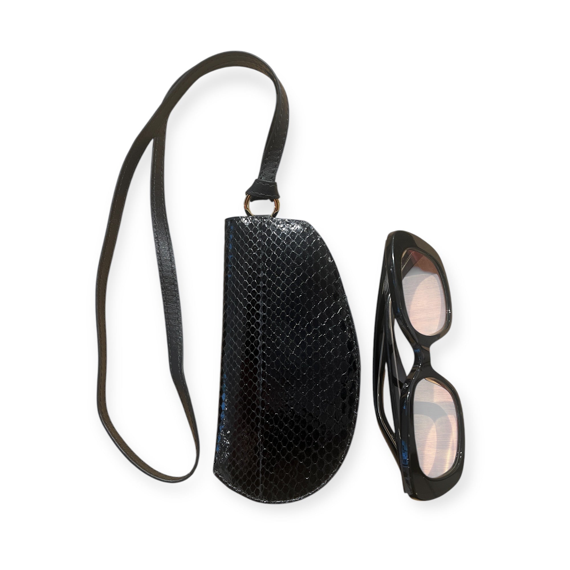 marielaurencestevigny-Gold edtion -black  snake and leather -Glasses front  with glasses .